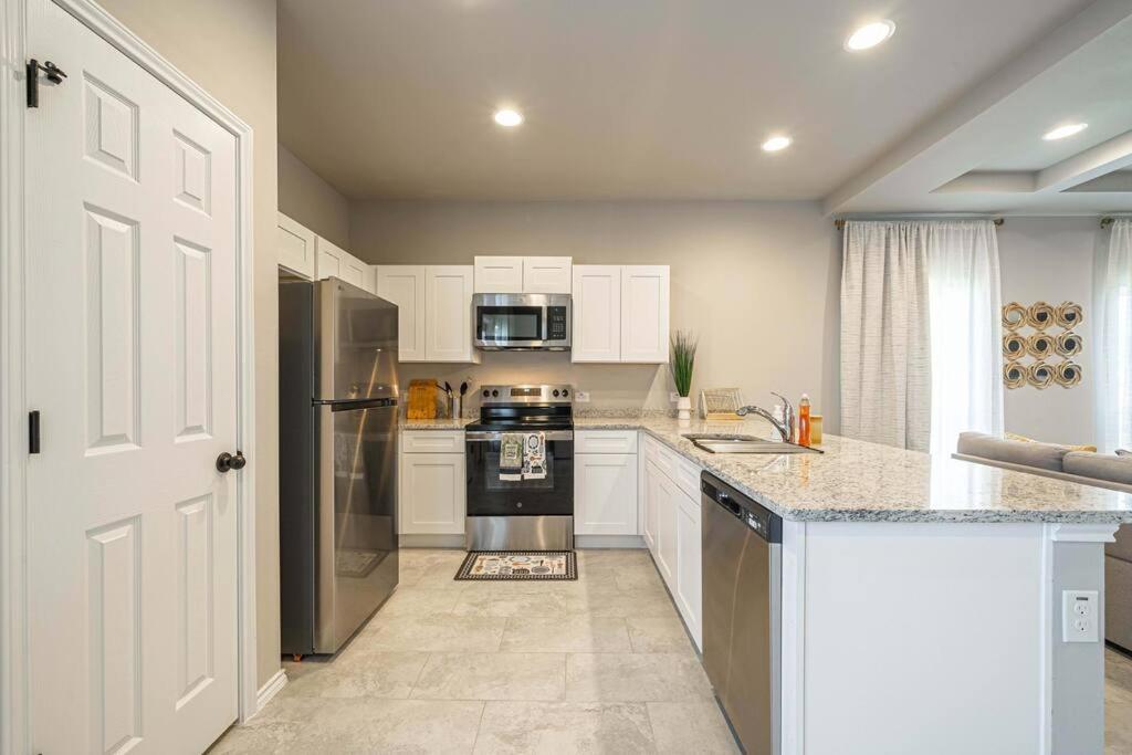 Gorgeous, Brand New 3 Bedrooms Home- Built 2024, Near Seaworld & Lackland Afb San Antonio Exterior photo